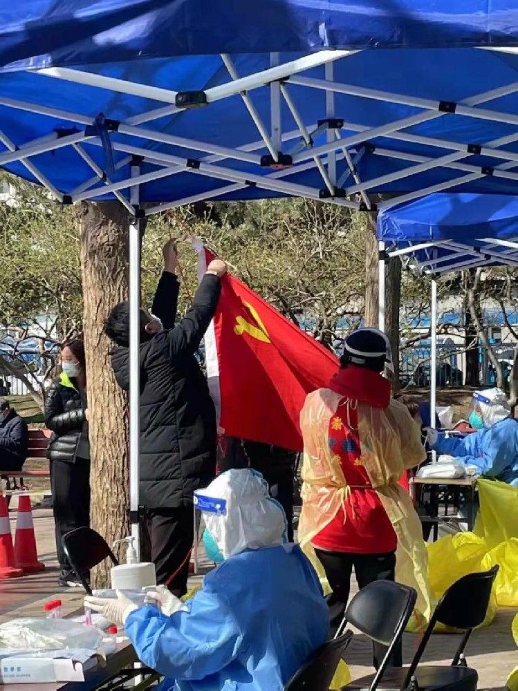 致敬社區(qū)工作者“您們辛苦了！” ——大龍集團黨委為核酸檢測工作人員送溫暖